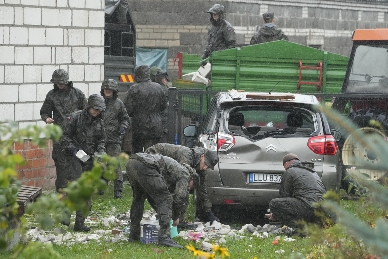 Einsatzkräfte der Territorialen Verteidigung räumen am 11. September im polnischen Wyryki Trümmer vom zerstörten Dach eines Hauses auf.