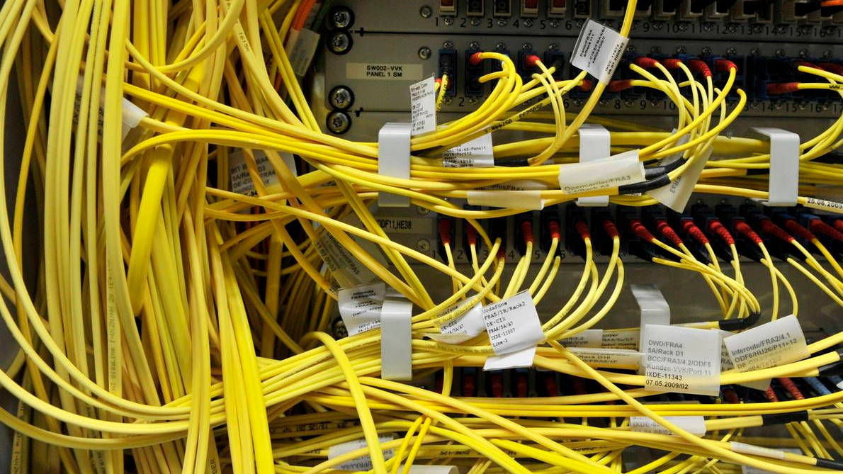 Durch die Leitungen des Internetknotens De-Cix werden riesige Datenmengen weltweit übertragen