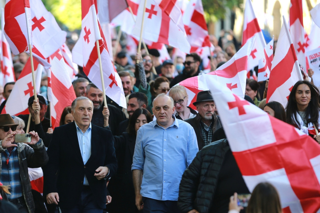 Der Opernsänger Paata Burtschuladse (Mitte, links) und der ehemalige georgische Generalstaatsanwalt Murtaz Zodelavaother (Mitte) am Samstag mit Demonstranten in Tiflis