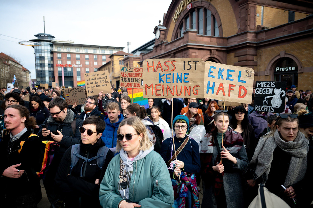 Junge Demonstranten stehen im Februar mit Plakaten vor dem Erfurter Hauptbahnhof und protestieren gegen die AfD.