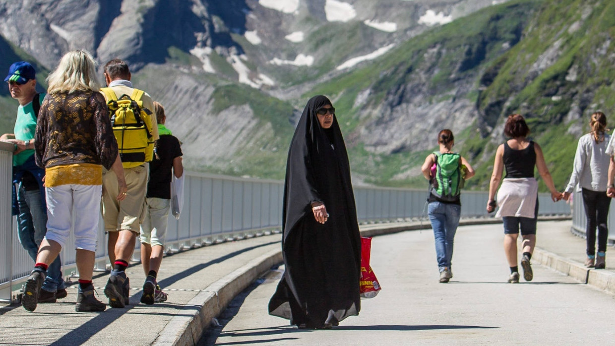 Arabische Touristen in Österreich In Zell am See begegnen sich Kulturen