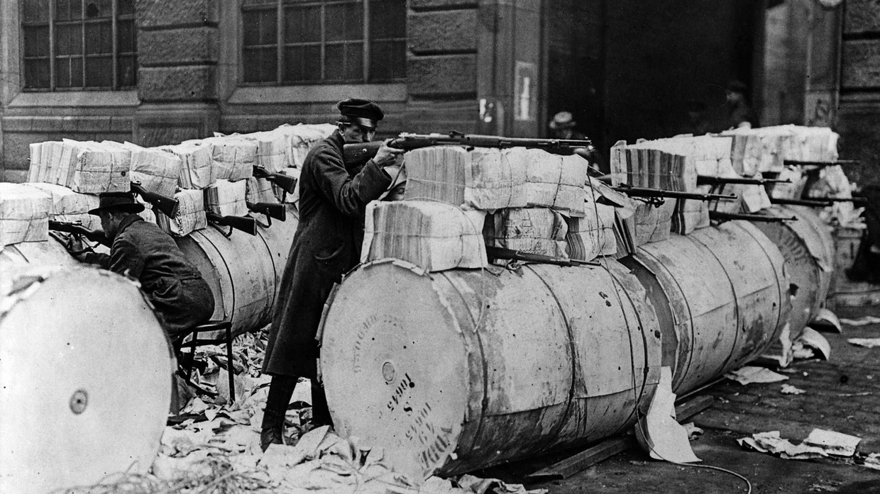 Auch die Lügenpresse ist für etwas gut: Spartakisten sichern 1919 im Berliner Zeitungsviertel ihre Barrikaden aus Zeitungen und Papierrollen.