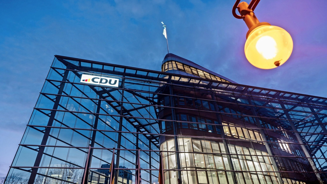 Oben ist noch Licht: Im Adenauerhaus wird nicht nur gearbeitet, es soll auch viel gedacht werden.