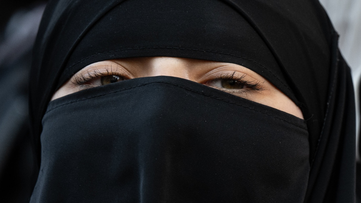 Eine Frau trägt einen Niqab (Symbolbild).