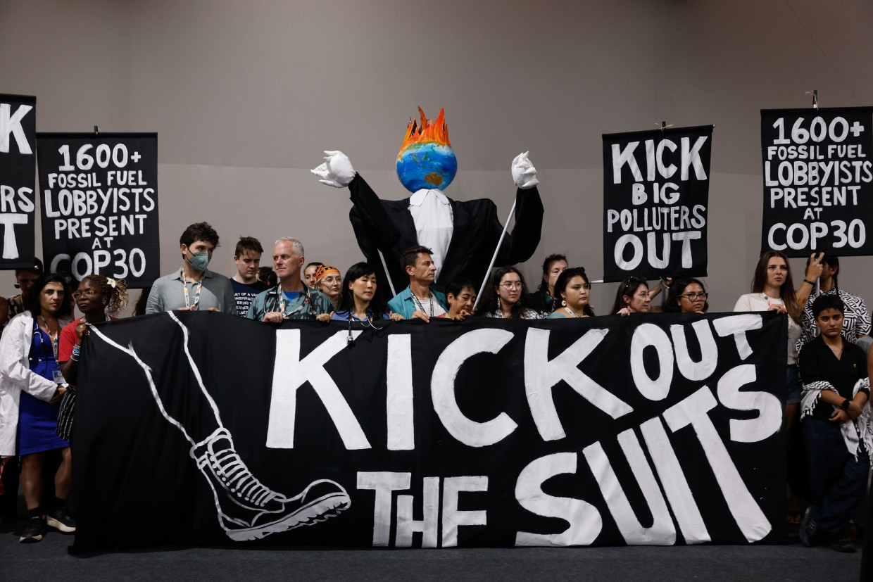 Aktivisten protestieren im Hauptpavillon der Weltklimakonferenz COP30 am 14.11.2025.