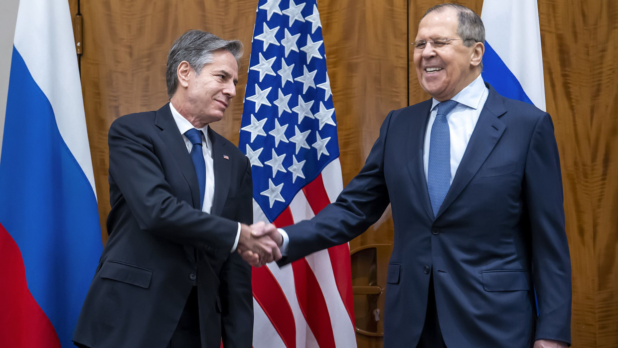 Antony Blinken (links), Außenminister der USA, und Sergej Lawrow, Außenminister von Russland vor den Gesprächen über die zunehmenden Spannungen in der Ukraine am Freitag