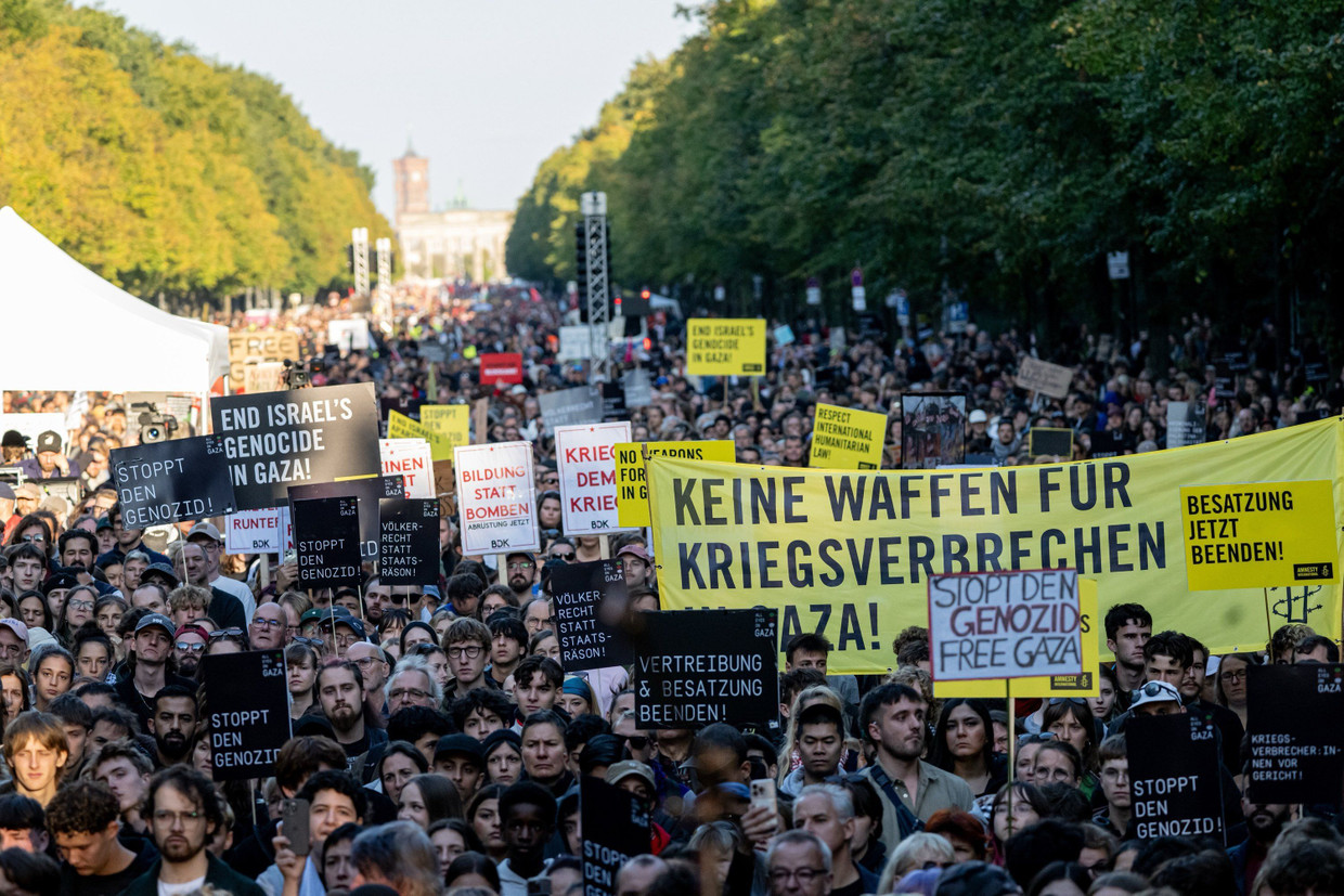 Tausende Menschen demonstrieren vor dem Brandenburger Tor in Berlin für Gaza.