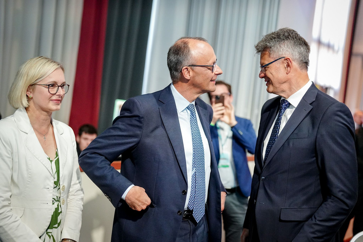 Staatsministerin Christiane Schenderlein (links) und Bundeskanzler Friedrich Merz beim Bundesausschuss der CDU im April 2025