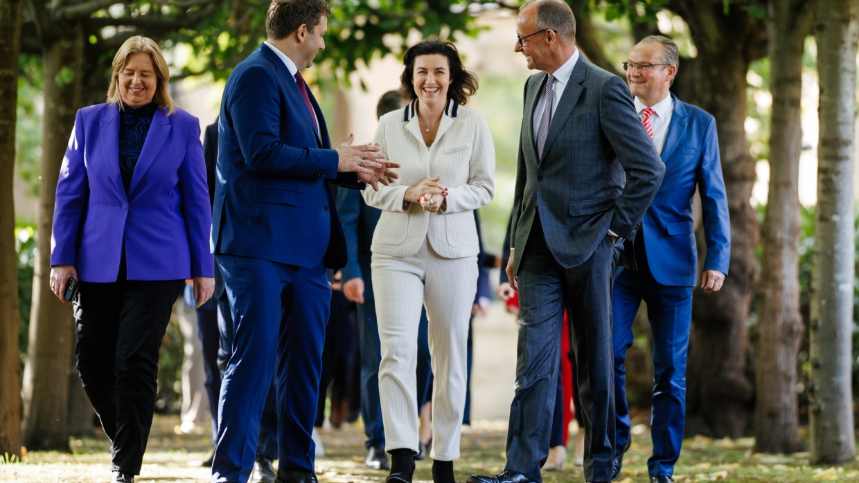 Bärbel Bas, Lars Klingbeil (v.l.n.r., beide SPD), Dorothee Bär (CSU), und Friedrich Merz (CDU) kommen bei der Klausurtagung des Bundeskabinetts zum Gruppenfoto.