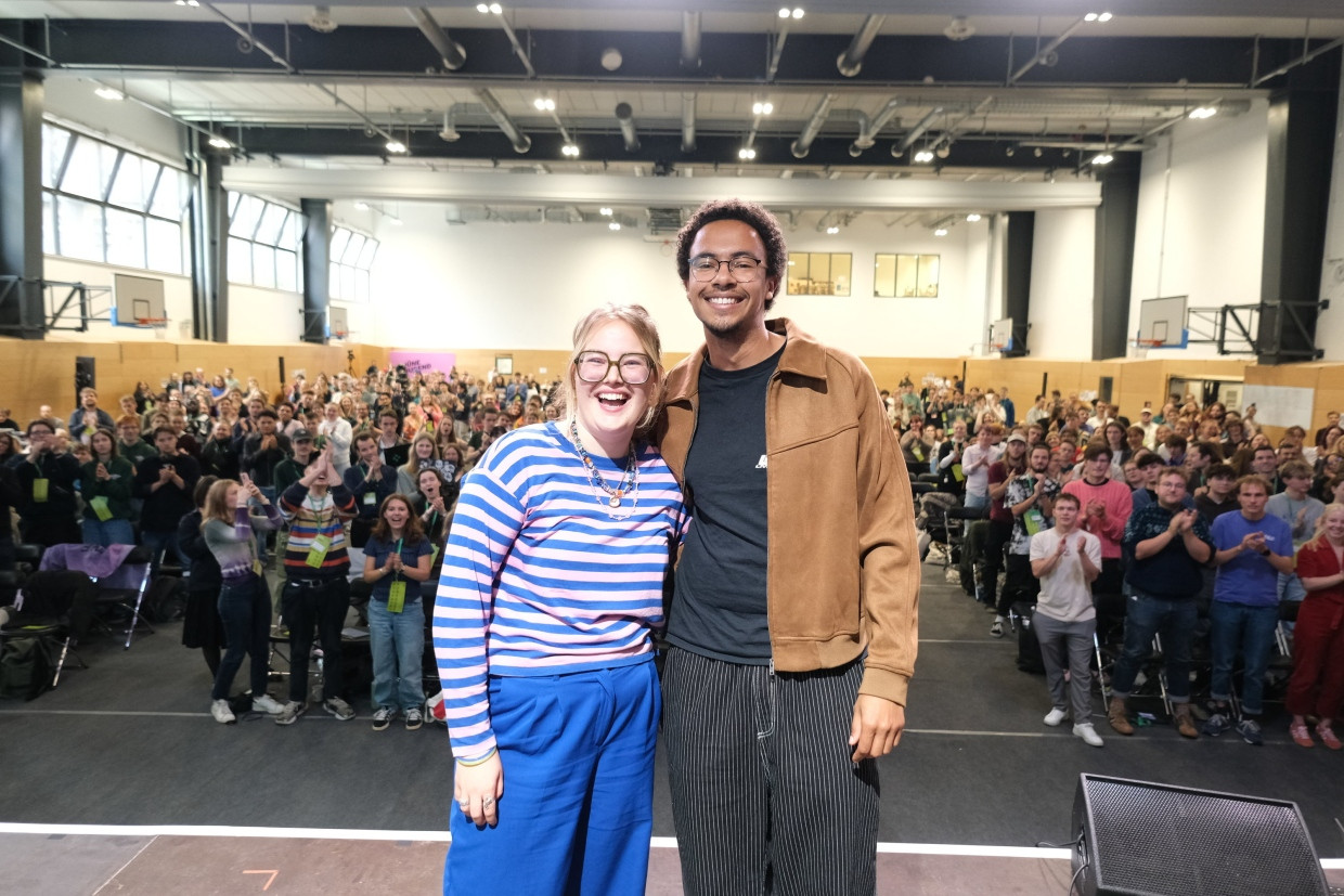Die beiden neuen Co-Vorsitzenden der Grünen Jugend, Henriette Held und Luis Bobga, auf dem Bundeskongress in Leipzig