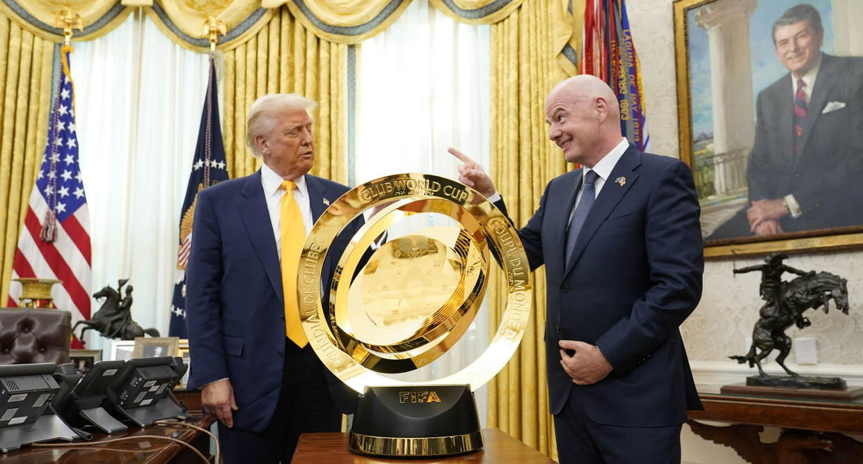 Die Trophäe für die Klub-WM behielt Trump gleich im Weißen Haus.