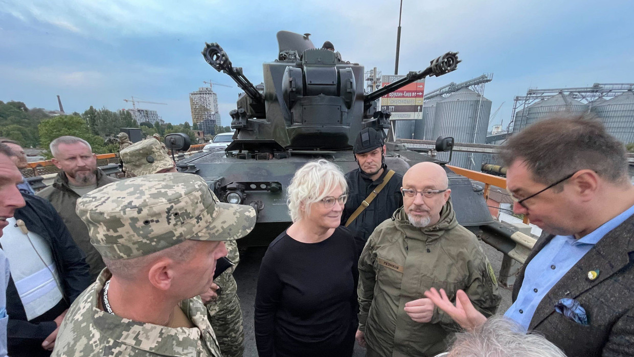 Verteidigungsministerin Christine Lambrecht besichtigt mit ihrem ukrainischen Amtskollegen Olexij Resnikow in Odessa einen Flugabwehrpanzer vom Typ Gepard. Verteidigungsministerin Christine Lambrecht besichtigt mit ihrem ukrainischen Amtskollegen Olexij Resnikow in Odessa einen Flugabwehrpanzer vom Typ Gepard.