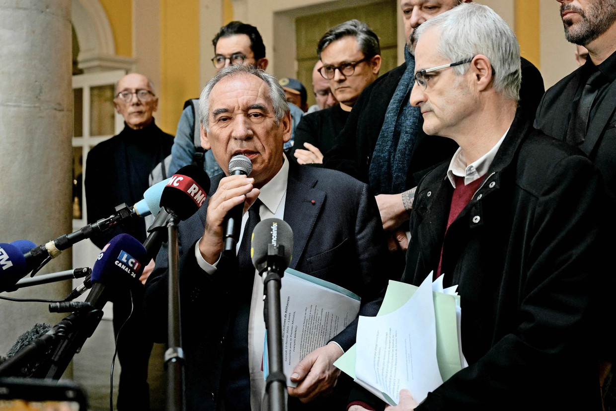François Bayrou در کنار نماینده قربانیان آلن Esquerre (سمت راست) در یک کنفرانس مطبوعاتی در اواسط فوریه در PAU