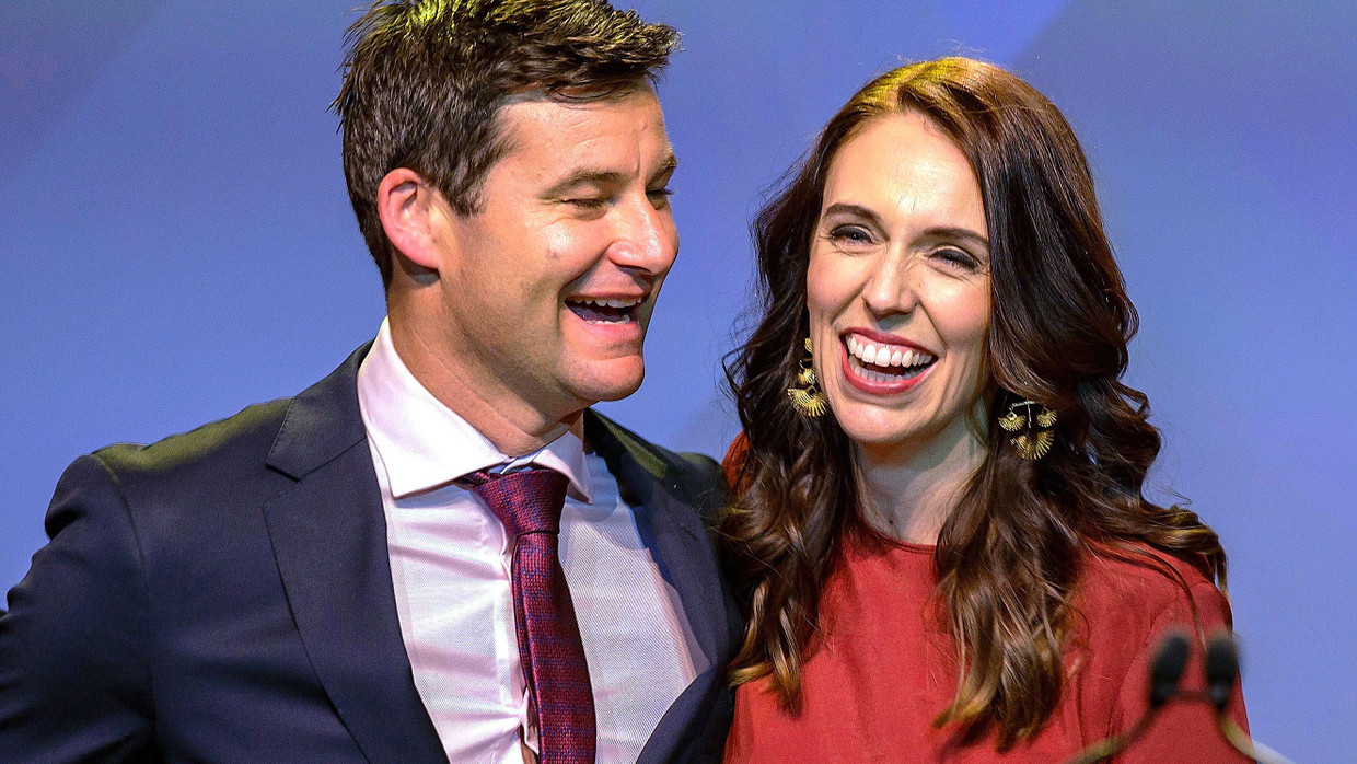 Jacinda Ardern (r), Ministerpräsidentin von Neuseeland, und ihr Partner Clarke Gayford nehmen an einer Veranstaltung der neuseeländischen Labour-Partei zur Wahlnacht teil.