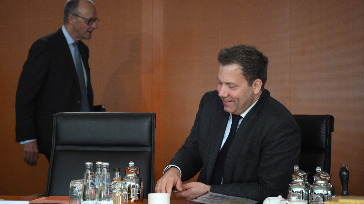 Unterschiedlicher Blick aufs „Stadtbild“: Kanzler Friedrich Merz (CDU) und Vizekanzler Lars Klingbeil (SPD) am Mittwoch im Bundeskabinett