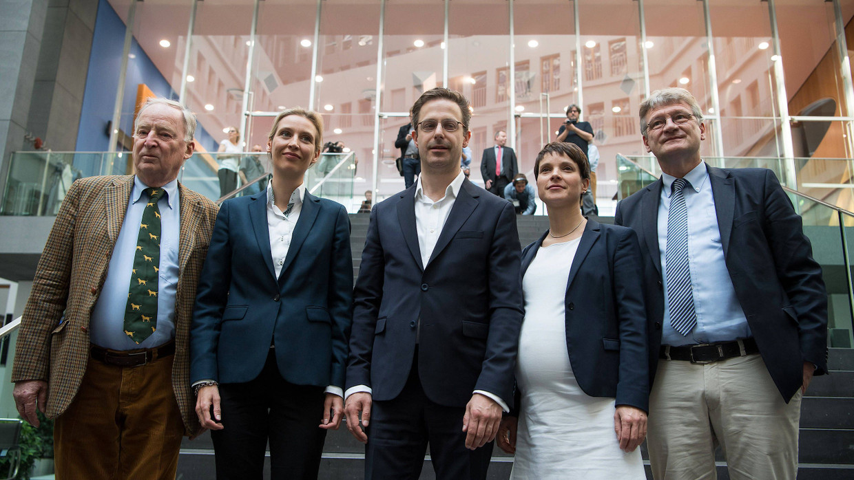 Die Spitzen der AfD (von links): Alexander Gauland, Bundestagswahl-Spitzenkandidat, Alice Weidel, Bundestagswahl-Spitzenkandidatin, Marcus Pretzell, Spitzenkandidat in Nordrhein-Westfalen, Frauke Petry, Bundesvorsitzende, und Jörg Meuthen, Bundesvorsitzender Mitte Mai vor einer Pressekonferenz in Berlin