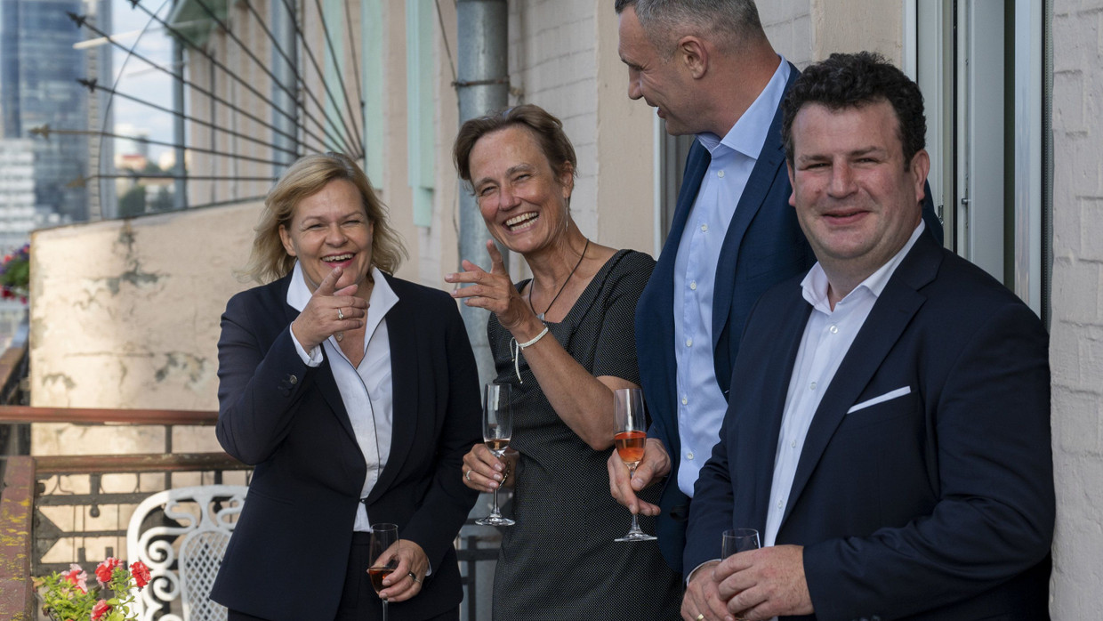 Gute Stimmung: Bundesinnenministerin Nancy Faeser (SPD, links,  Anka Feldhusen, deutsche Botschafterin in der Ukraine und Bundesarbeitsminister Hubertus Heil (SPD) treffen   Kiews Bürgermeister  Vitali Klitschko (zweiter von rechts) in  der Residenz der deutschen Botschafterin.