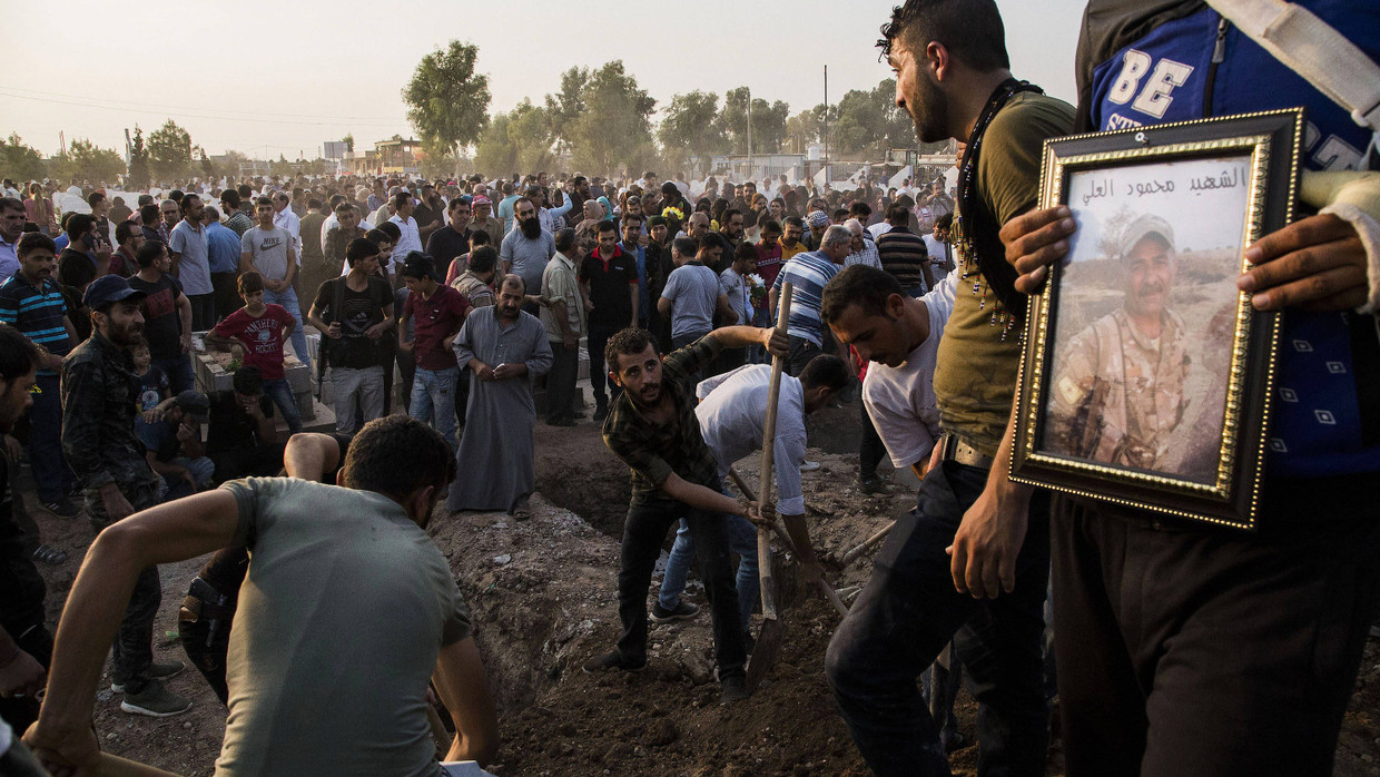 Unter Druck:In Qamischli werden gefallene SDF-Kämpfer beerdigt. Unter Druck:In Qamischli werden gefallene SDF-Kämpfer beerdigt.