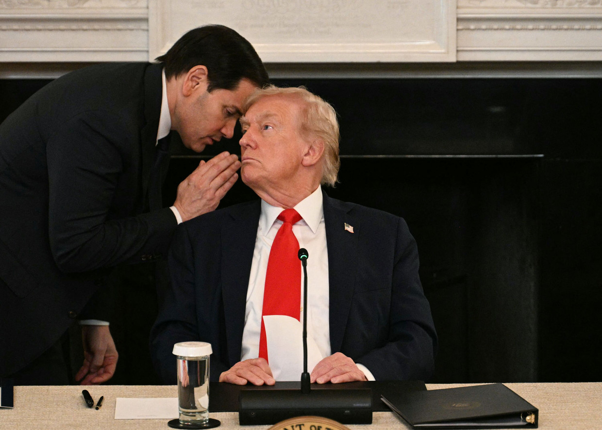 Was flüstert Rubio Trump zu? Lange musste man nicht auf die Antwort warten.
