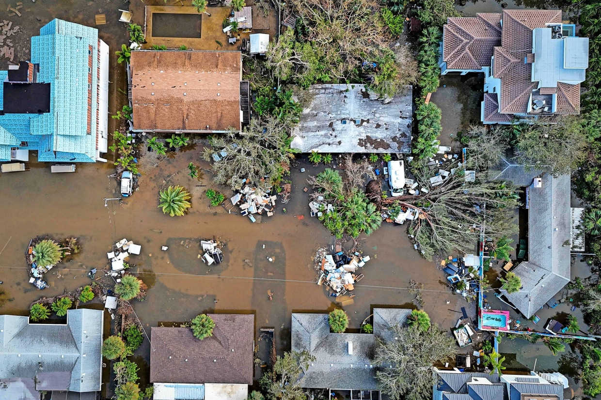 11. Oktober: Eine Drohne filmt eine überflutete Straße in Siesta Key in Florida. Hurrikan Milton sorgt dort und in anderen südlich gelegenen Regionen der USA für große Schäden, mehrere Menschen sterben. Allerdings fallen die Zerstörungen durch die Flutwelle geringer aus als beim Hurrikan Helene einige Tage zuvor.