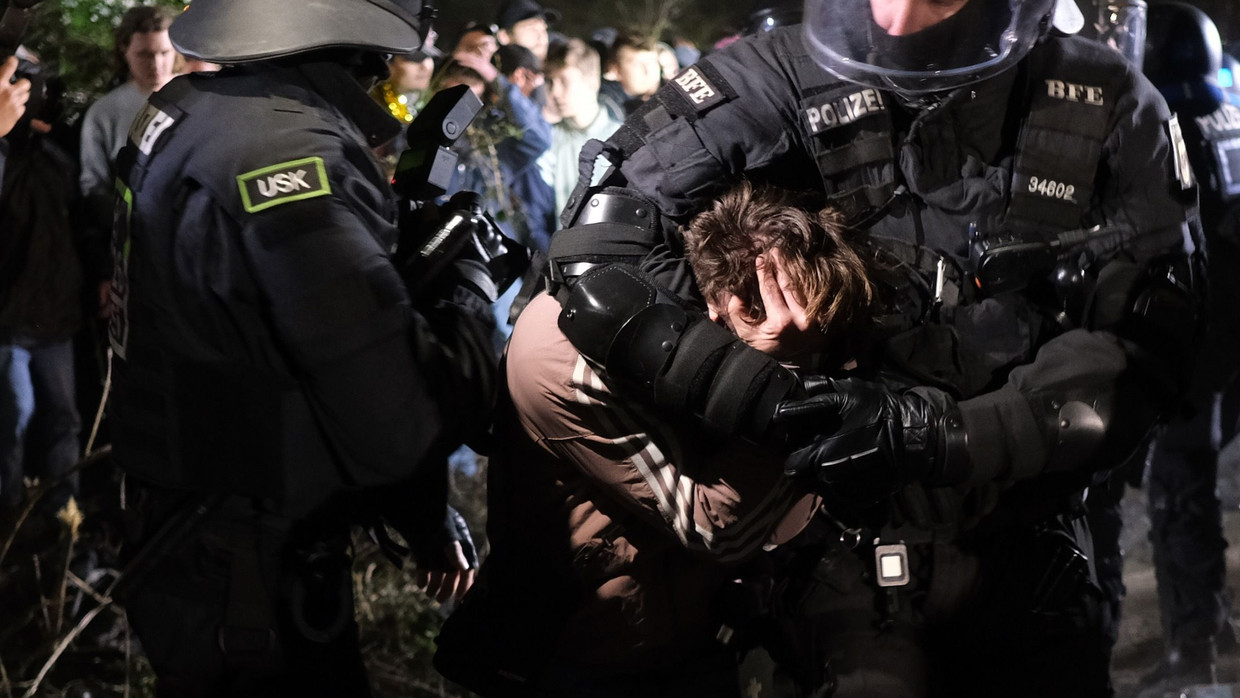 Ein Demonstrant wird in Leipzig von der Polizei in Gewahrsam genommen. Ein Demonstrant wird in Leipzig von der Polizei in Gewahrsam genommen.