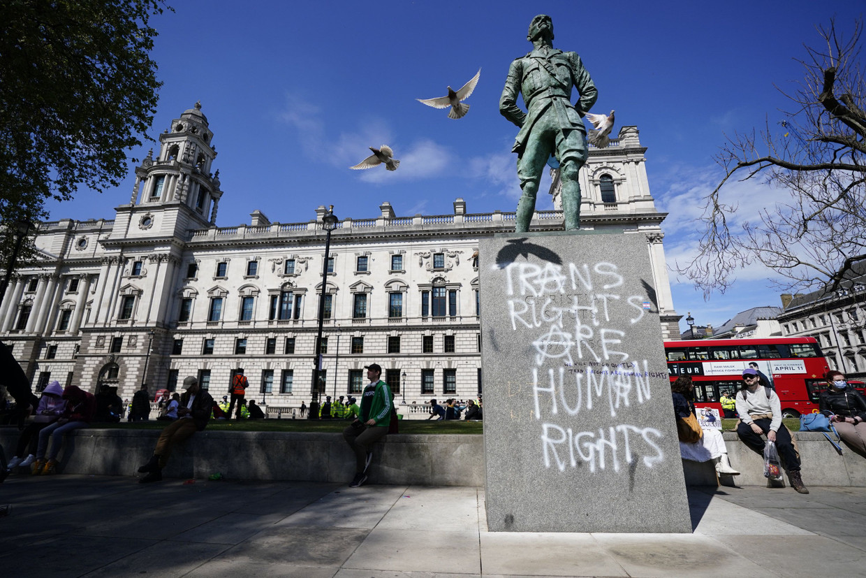 A statue smeared with a Grafitto in London