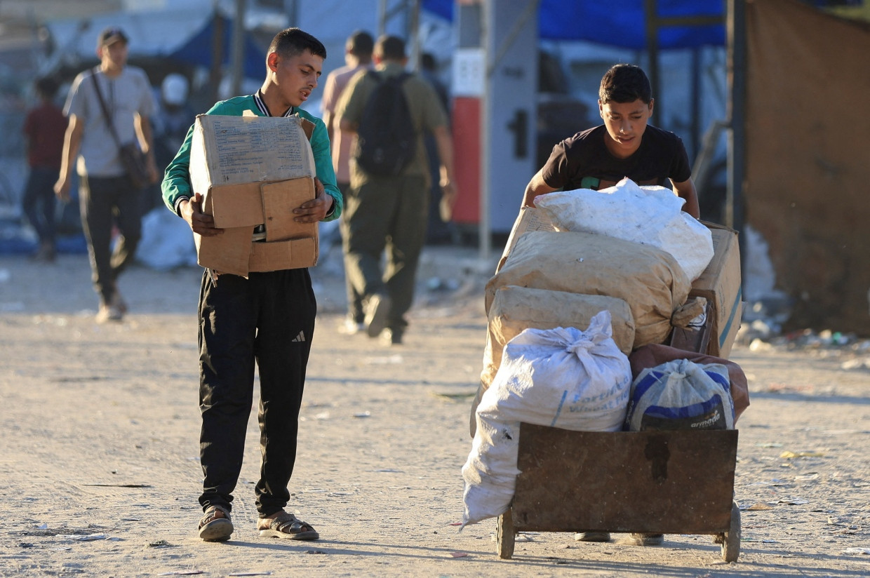 Palästinenser mit Nahrungsmitteln im Oktober im Gazastreifen