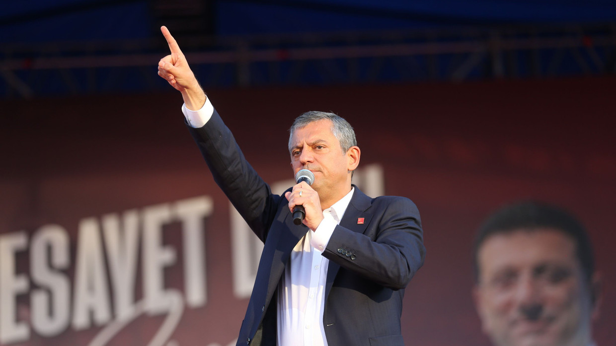 Özgür Özel, Vorsitzender der CHP, bei einer Veranstaltung seiner Partei in Ankara am 14. September