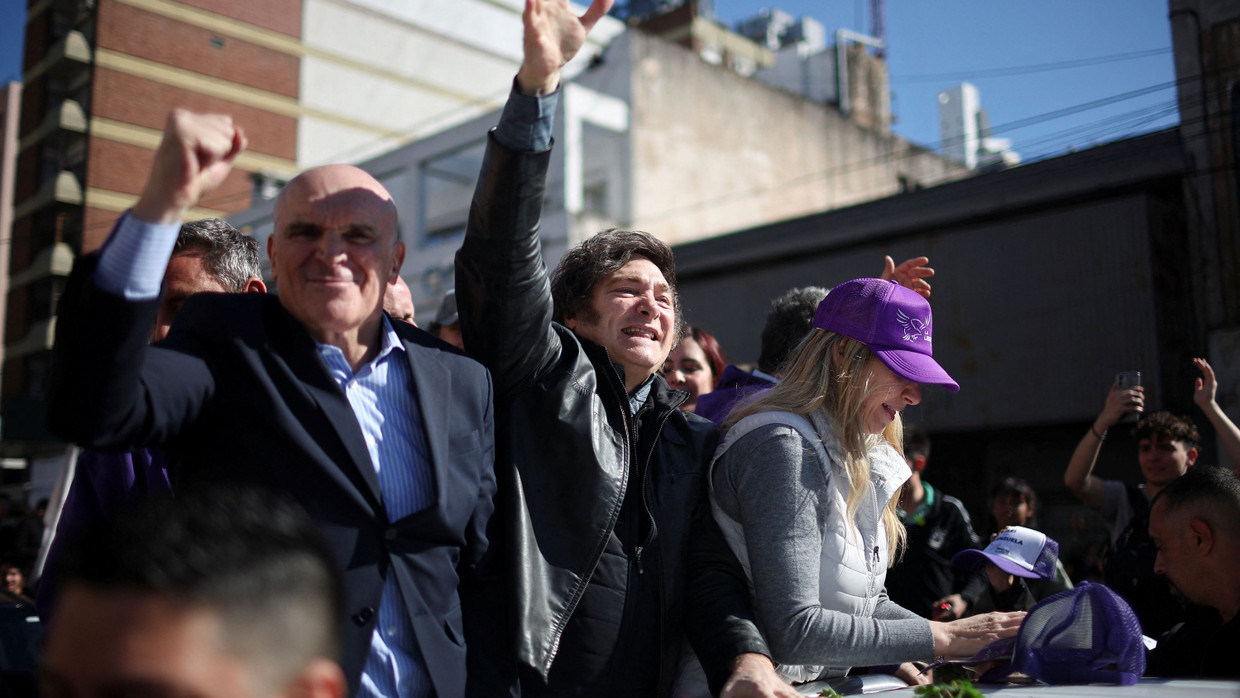 Der argentinische Präsident Javier Milei (Mitte) im Wahlkampf, hier in einem Außenbezirk von Buenos Aires am 27. August diesen Jahres