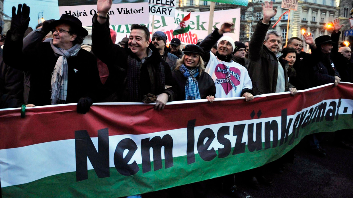 „Wir werden keine Kolonie sein!“: Bei der Demonstration für die Regierung Orbán am 21. Januar marschierte Zsolt Bayer in der ersten Reihe (zweiter von links)