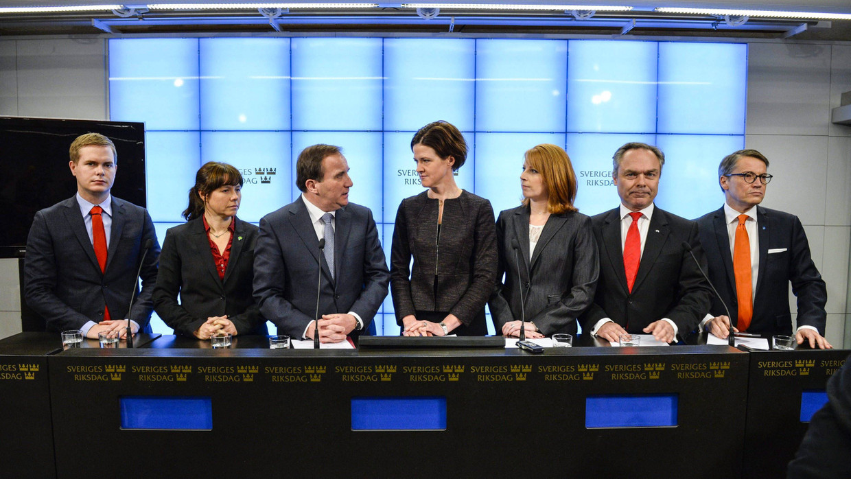 Ganz große Koalition: Opposition und Regierung haben sich in Schweden darauf geeinigt, keine Neuwahlen durchzuführen. Ministerpräsident Stefan Löfven (3. von links) kann somit im Amt bleiben.