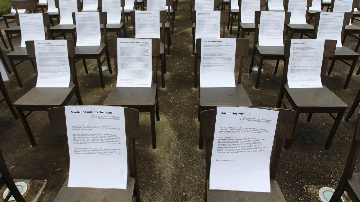 Opfer des Antisemitismus: Biographien auf den Stühlen des Denkmals Leipziger Synagoge erinnern an die am 09.11.1938 ermordeten Bürger der Stadt. Opfer des Antisemitismus: Biographien auf den Stühlen des Denkmals Leipziger Synagoge erinnern an die am 09.11.1938 ermordeten Bürger der Stadt.