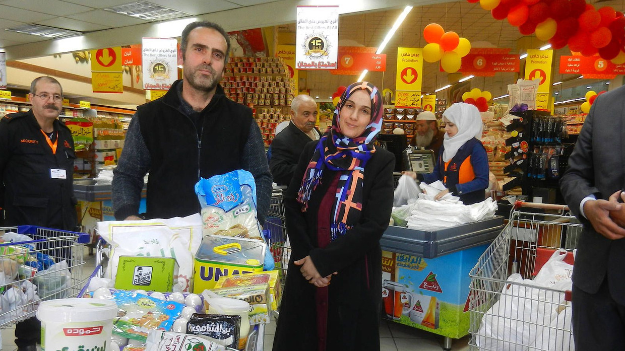 Können kaufen, was sie wollen: Familie Nashaad im Supermarkt