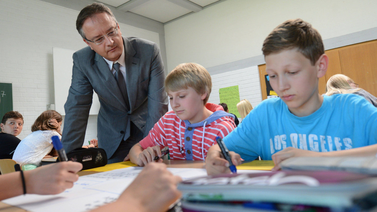 Der baden-württembergische Kultusminister Andreas Stoch im Dezember zu Besuch in einer Schule in Nürtingen Der baden-württembergische Kultusminister Andreas Stoch im Dezember zu Besuch in einer Schule in Nürtingen