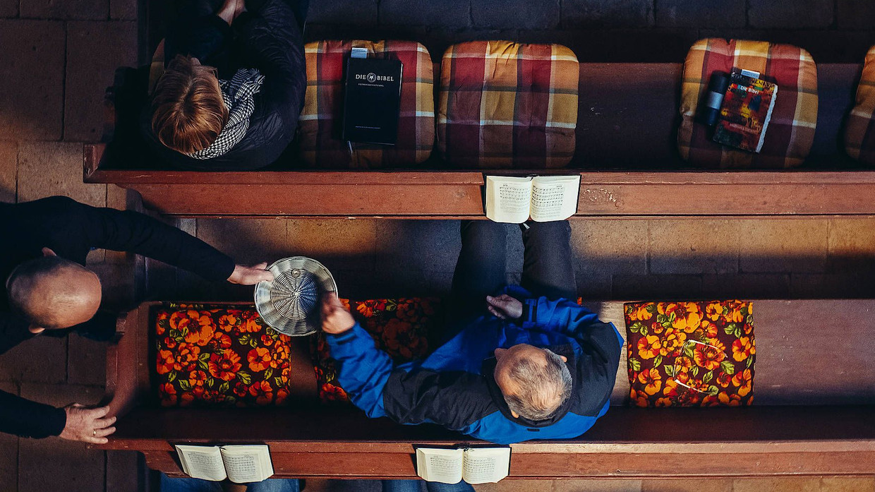 Auch die evangelische Kirche nahm mehr Kirchensteuern ein. Hier wird die sogenannte Kollekte bei einem evangelischen Gottesdienst eingesammelt. Das ist eine zusätzliche Spende.