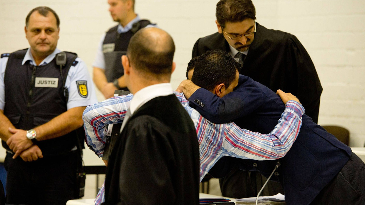 Zwei der Angeklagten umarmen sich im November im Oberlandesgericht in Stuttgart.