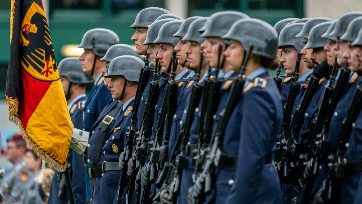 Appell zur Verabschiedung des 124. Offizierlehrgangs der Luftwaffe der Bundeswehr in Fürstenfeldbruck Anfang September