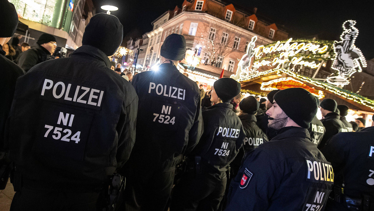 Polizisten während einer Lesung von Thomas de Maizière (CDU) im Rahmen des Göttinger Literaturherbstes vor Demonstranten