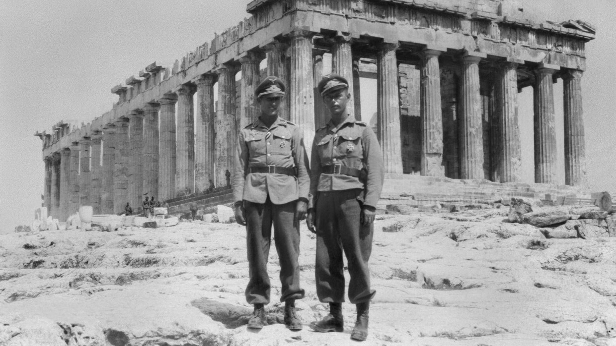 Deutsche Fallschirmjäger um 1941 vor dem Parthenon-Tempel auf der Akropolis in Athen