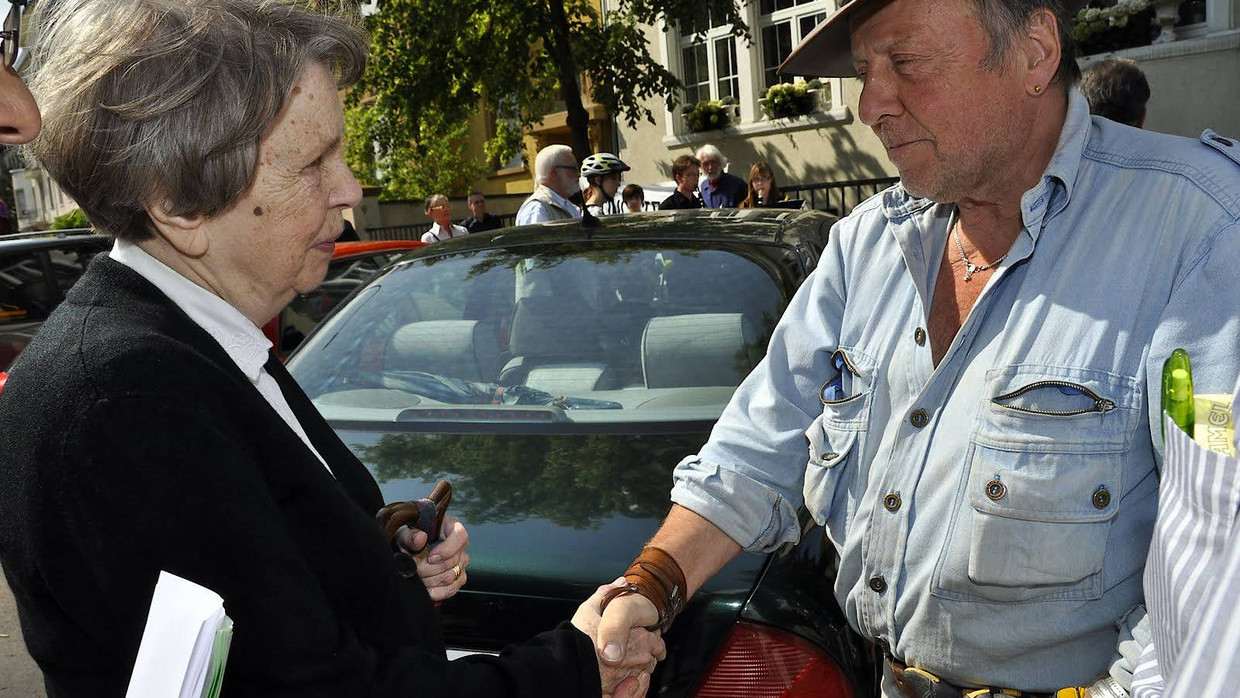 Erinnerungskultur: Erica Ludolph im Juni 2011 mit dem Künstler Gunter Demnig