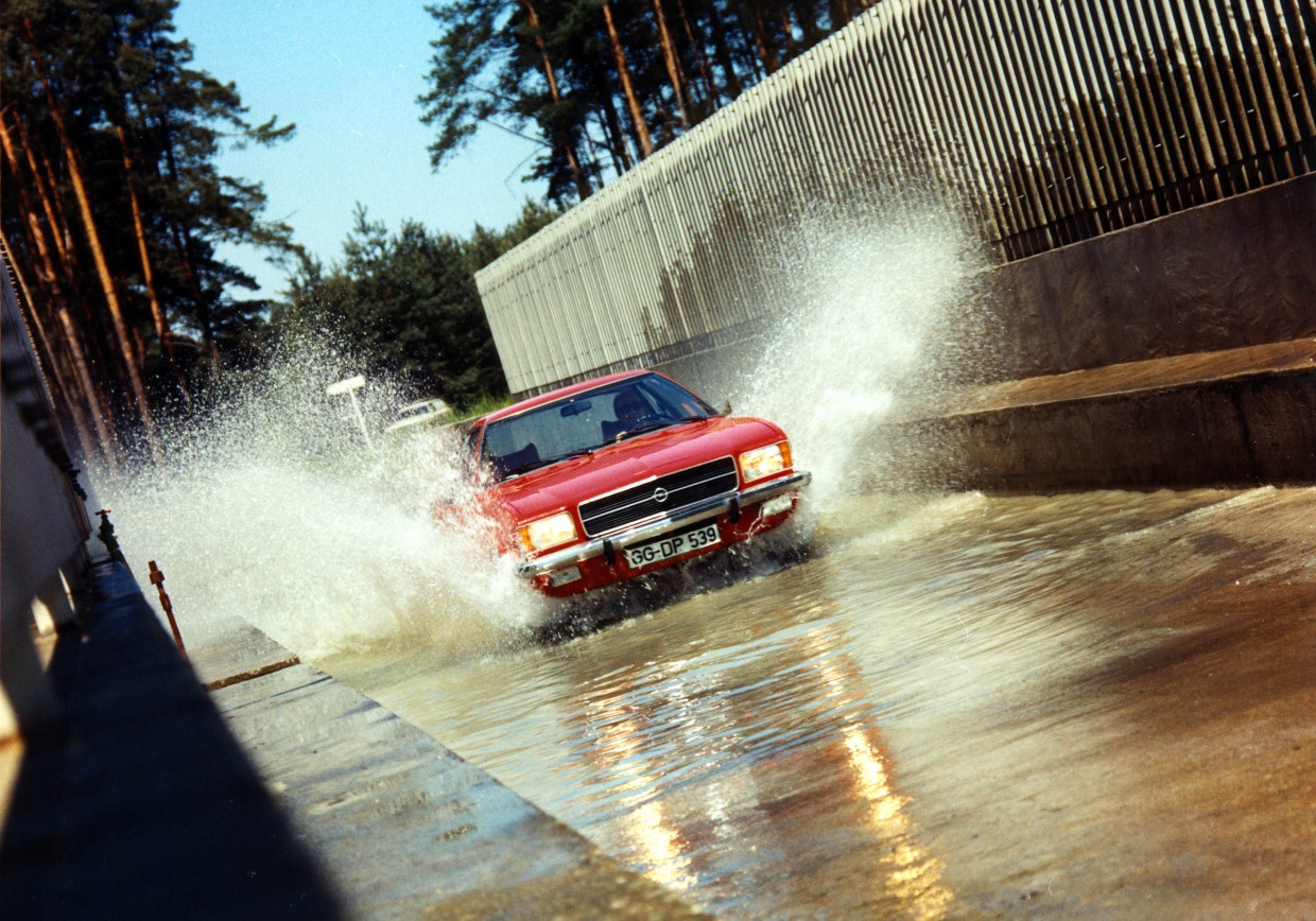 Wassermärsche: Ein Opel-Rekord auf einem verregneten Streckenabschnitt im damaligen Opel-Testzentrum.