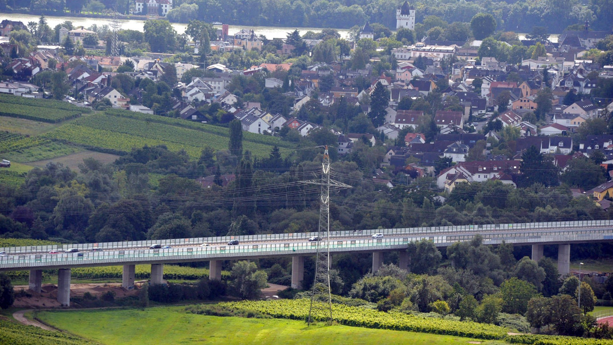 Kleineres Übel: Die Eltviller Umgehung zerschneidet die Weinberge, verschont aber das Rheinufer. Kleineres Übel: Die Eltviller Umgehung zerschneidet die Weinberge, verschont aber das Rheinufer.