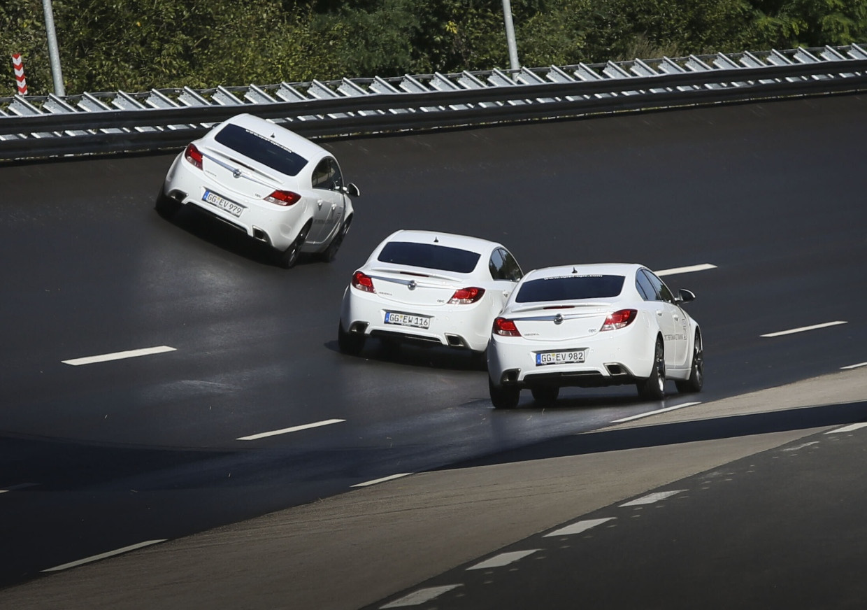 Drillinge: Drei Opel Insignia rasen 2012 über die vierspurige Opel-Teststrecke.