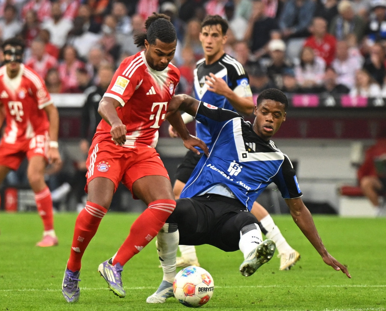 Form bestätigt: Serge Gnabry (links) eröffnet das Torfestival wunderschön.