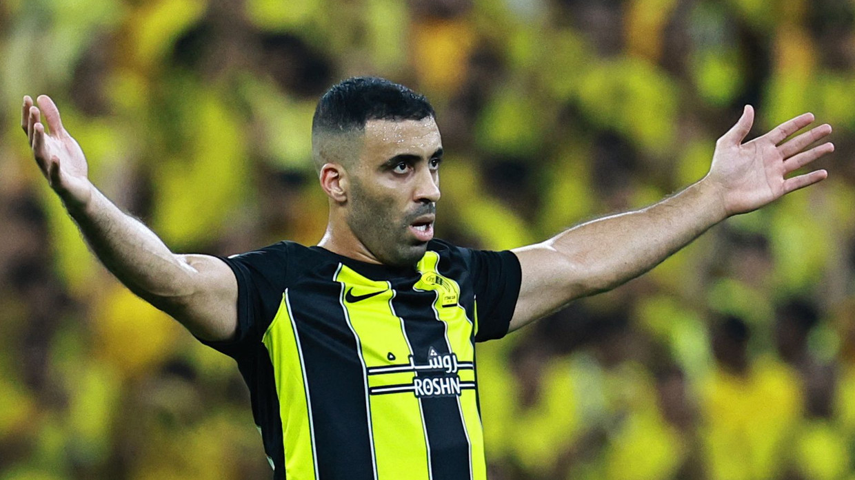 SaudiSupercup Mann mit Peitsche schlägt Spieler Abderrazak Hamdallah