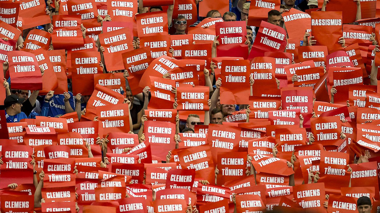 Deutliche Aktion: Protest der Schalke-Fans gegen Clemens Tönnies Deutliche Aktion: Protest der Schalke-Fans gegen Clemens Tönnies