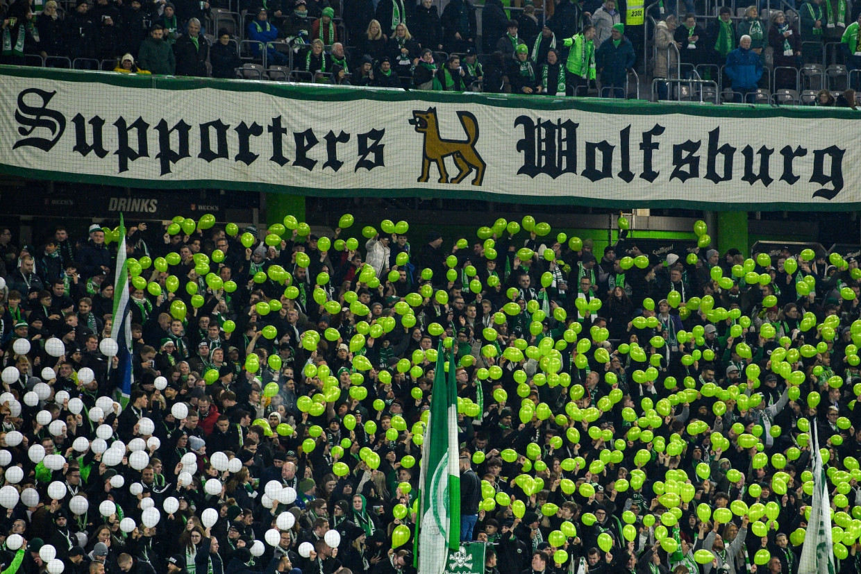 Zumindest die Nordkurve ist immer voller Fans: Im restlichen Wolfsburger Stadion sieht es oft anders aus. Zumindest die Nordkurve ist immer voller Fans: Im restlichen Wolfsburger Stadion sieht es oft anders aus.