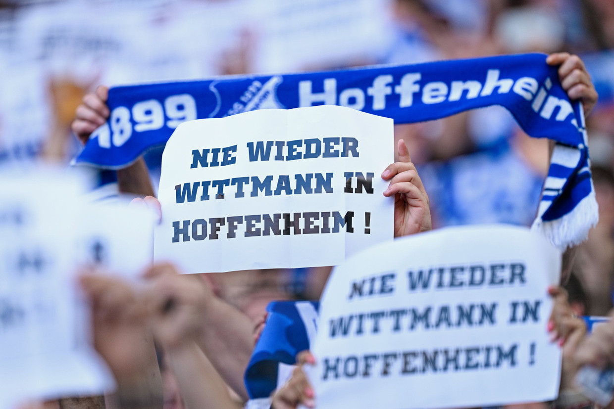 Hoffenheimer Zuschauer protestieren gegen Roger Wittmann.