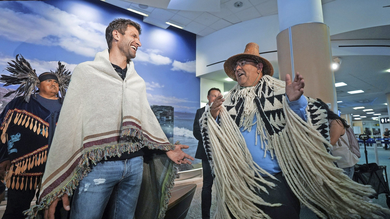 Wärme geben können die Kandadier, seit Jahrtausenden: Thomas Müller und Häuptling Wayne Sparrow.