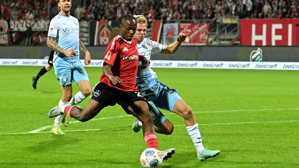 Nürnbergs Mohamed Alì Zoma (links) im Zweikampf gegen gegen Bochums Leandro Morgalla